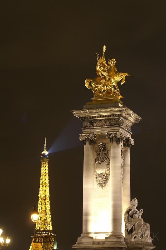 PICT94910_090325_Paris_TourEiffel.jpg - Eiffelturm über der Pont Alexandre III