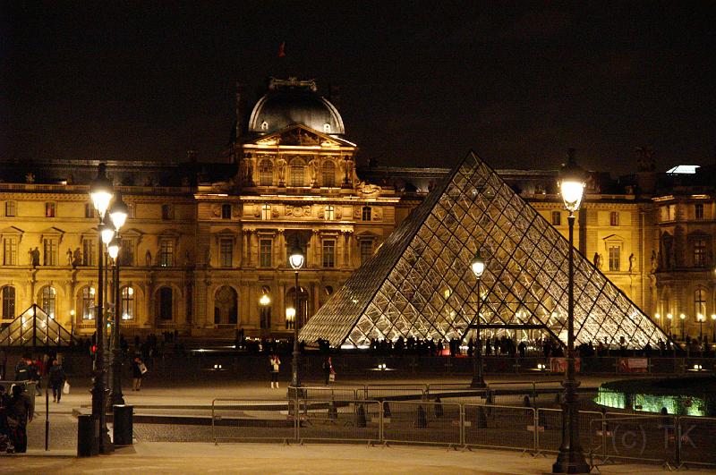PICT94930_090325_Paris_Louvre.jpg - Louvre und Pyramide du Louvre