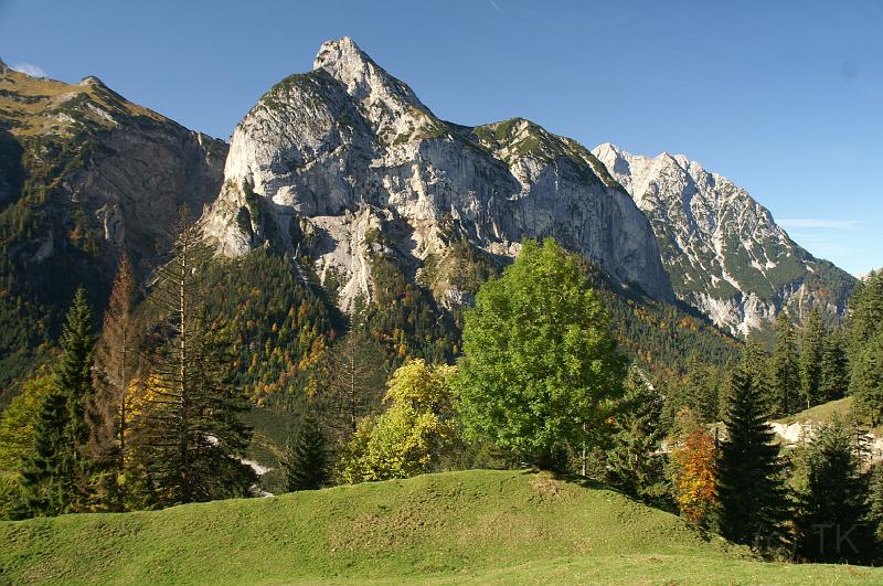 PICT55191_051008_Kompar_Eng.jpg - Herbstimpression aus dem Karwendel, am Aufstieg zum Kompar