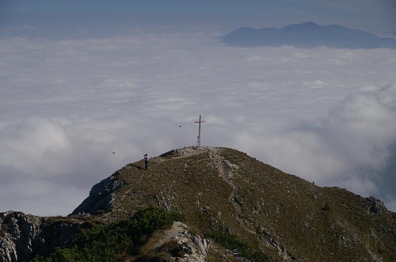 PICT74874_071011_VilserKegel_VilserKegel.jpg - Der Gipfel des Vilser Kegel ragt aus dem Nebelmeer