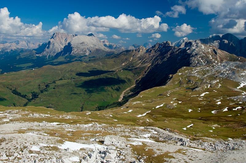 110927_T8672_Schlern.jpg - Der Gipfel des Petz ist der höchste Punkt des Schlern, mit einem phantastischen Blick auf Platt- und Langkofel, Roßzähne und Seiser Alm