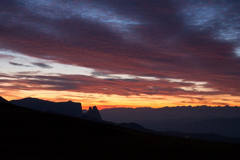 110929_T9119_Langkofelscharte.jpg - Sonnenuntergang an der Plattkofelhütte, darunter die Silhouette des Schlern