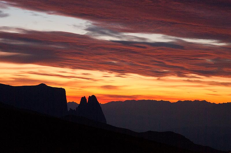 110929_T9121_Langkofelscharte.jpg - Sonnenuntergang an der Plattkofelhütte, darunter die Silhouette des Schlern