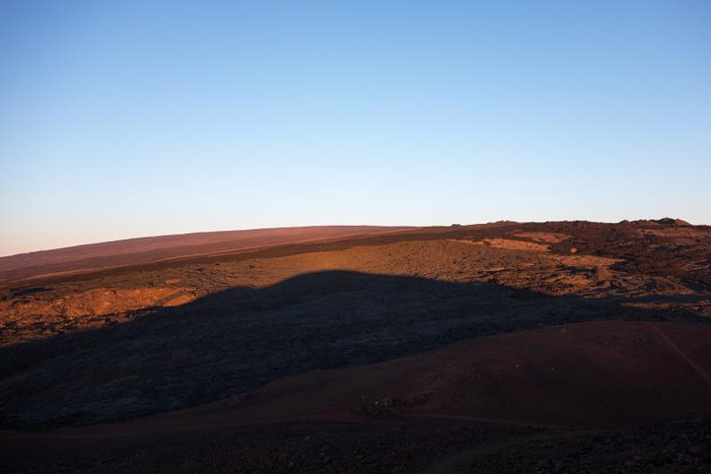 150621_0546_T05185_MaunaLoa.jpg - Mauna Loa, Sonnenaufgang an der Red Hill Cabin mit Blick zum Mauna Loa