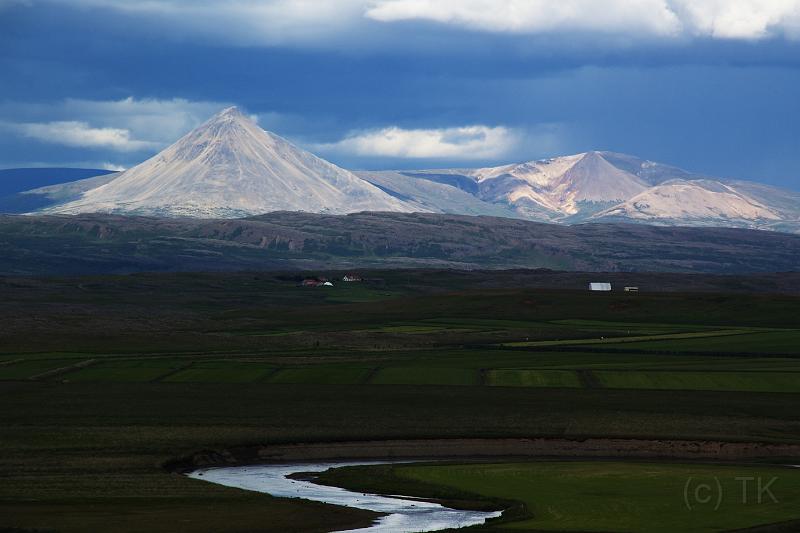 100712_A1433_Hraunfossar.jpg - Links und rechts hagelt es, und in der Mitte liegt ein Berg in der Sonne ... das ist Island!