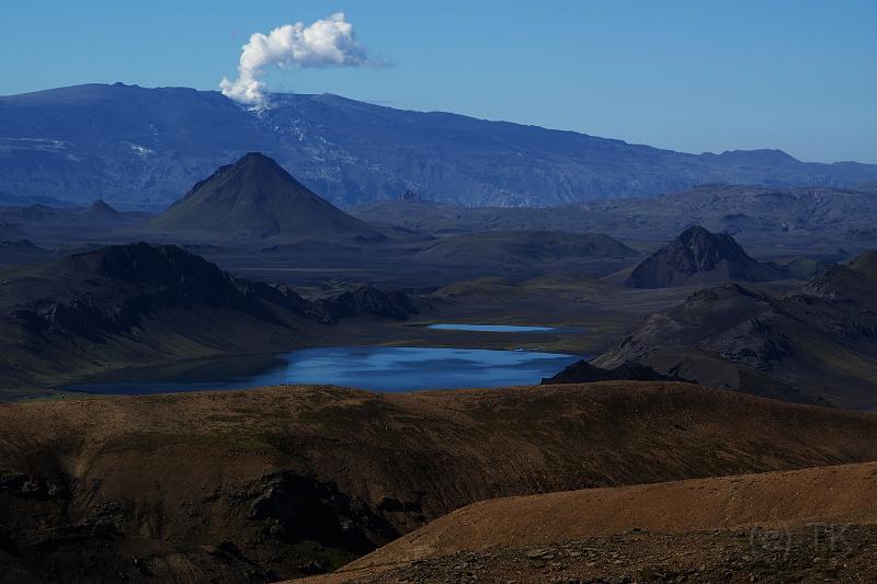 100717_A1924_Hrafntinnusker.jpg - Blick über den Alftavatn zum rauchenden Eyjafjallajökull (der "vulkanmäßig aussehende Vulkan" davor ist der Hattfell, 924 m)