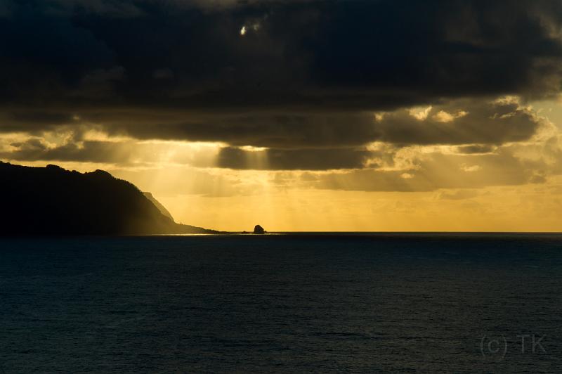 110502_T5707_PontaDelgada.jpg - Sonnenuntergang auf Madeira: Blick von Ponta Delgada nach Porto Moniz