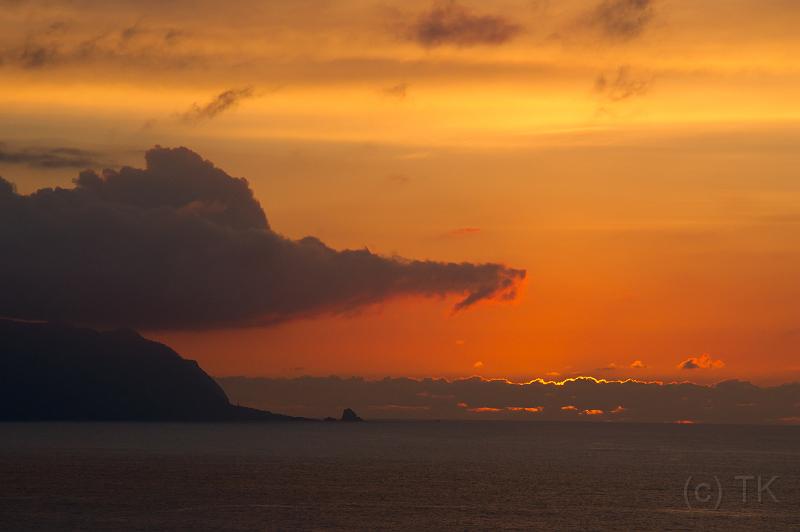 110504_T5995_PontaDelgada.jpg - Sonnenuntergang auf Madeira: Blick von Ponta Delgada nach Porto Moniz