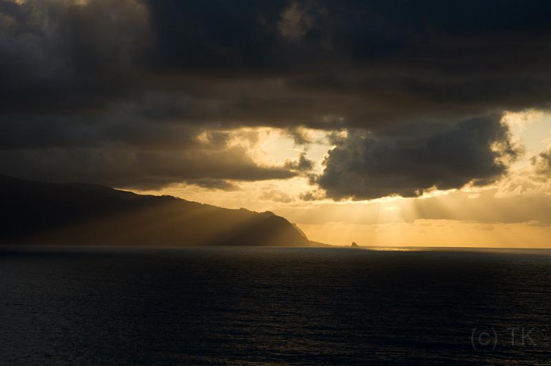 110506_T6313_PontaDelgada.jpg - Sonnenuntergang auf Madeira: Blick von Ponta Delgada nach Porto Moniz