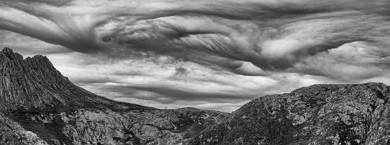 130108_1047_T00447_HansonsPeak_viv_hd.jpg - Wolkenstimmung über dem Cradle Mountain