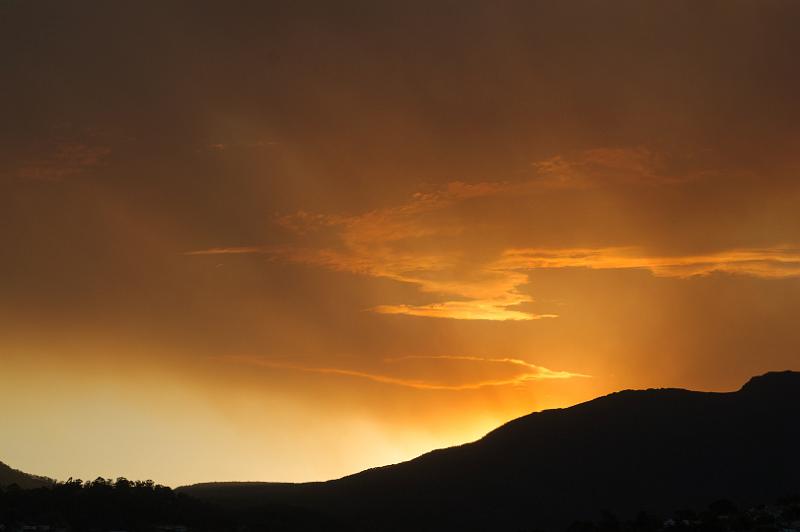 130104_2015_A06913_BrunyIsland.jpg - Hobart, Blick zum Mt. Wellington - nach einem Tag mit 42° brannte es an vielen Orten auf Tasmanien