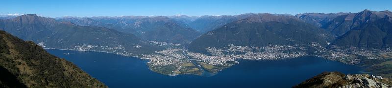 170921_1016_T00877_MonteGambarogno_hd.jpg - Wanderung vom Pass Corte di Neggia auf den Monte Gambarogno, Blick auf den Lago Maggiore mit Locarno und Ascona