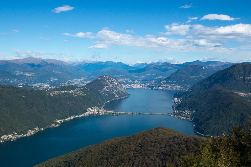 170924_1114_T09979_MonteSanGiorgio_hd.jpg - Wanderung von Riva San Vitale auf den Monte San Giorgio, Blick auf Monte San Salvatore und Lugano