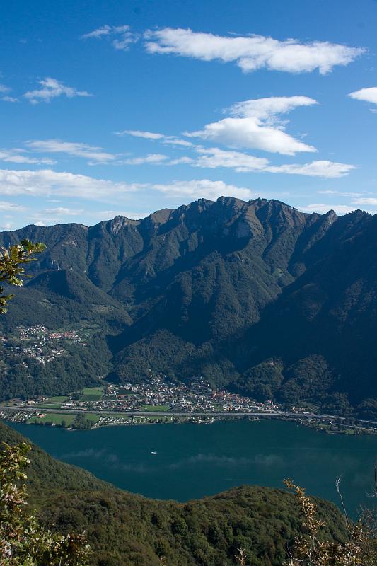 170924_1132_T09993_MonteSanGiorgio_hd.jpg - Wanderung von Riva San Vitale auf den Monte San Giorgio, Blick auf den Monte Generoso über dem Lago di Lugano