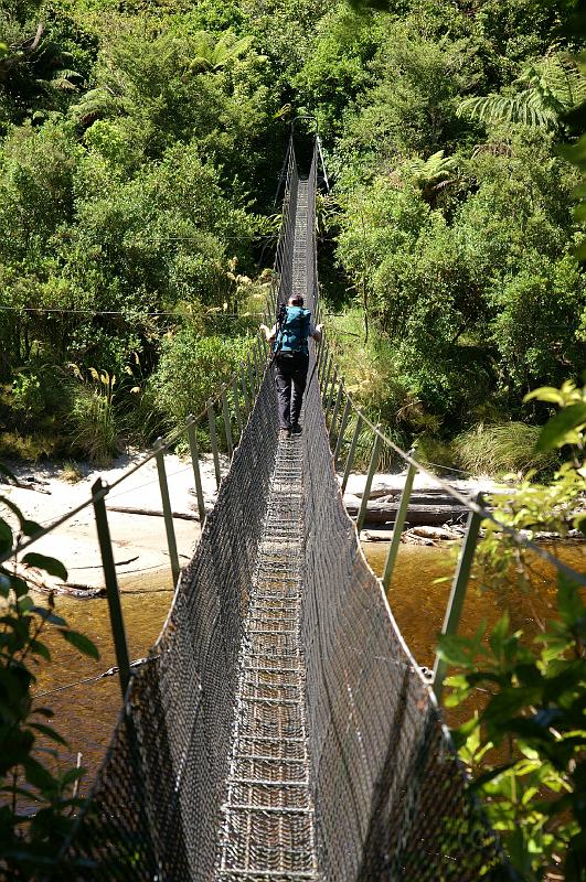 PICT93302_090105_Heaphy_3.jpg - Swingbridge über den Heaphy River