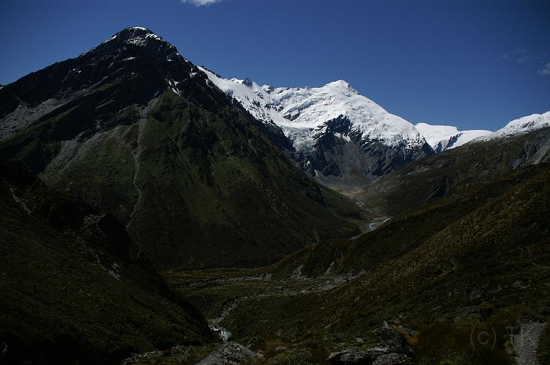 PICT8A0074_081221_ReesDart_2.jpg - Blick aus dem Snowy Creek Valley ins Dart Valley und auf den Hesse Glacier