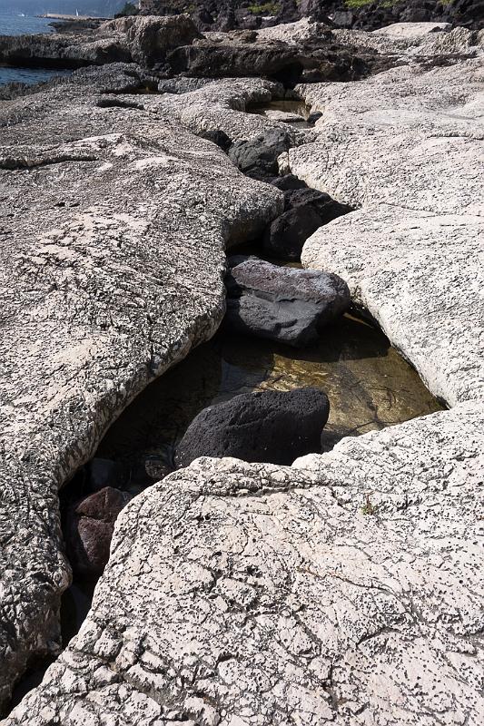 160912_1115_T08398_CalaGonone_hd.jpg - Schwarze und weiße Felsen mischen sich hier sehr dekorativ