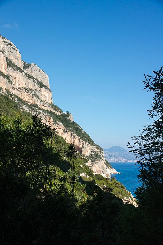 160913_1017_T05943_CalaGoloritze_hd.jpg - Beim Abstieg nach Cala Goloritze, Blick die Küste entlang nach Norden