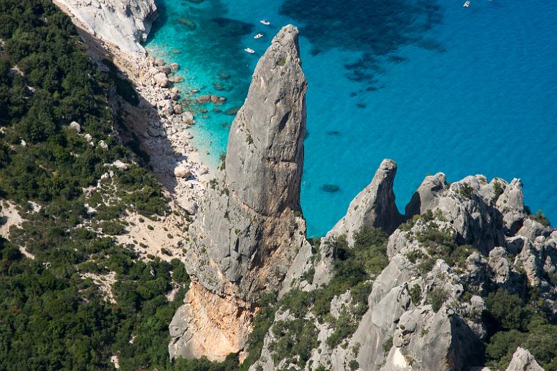 160913_1407_T06020_CalaGoloritze_hd.jpg - Punta Salinas: Tiefblick auf Cala Goloritze mit Aguglia