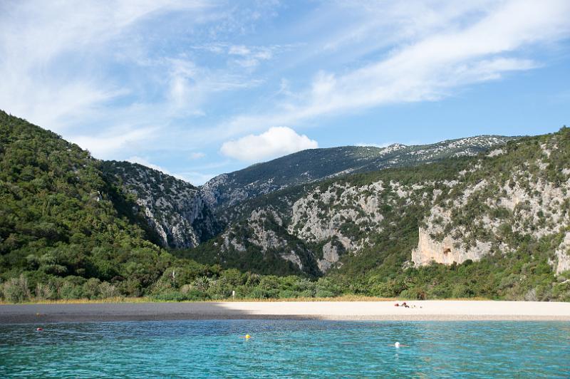 160918_1036_T06403_CalaSisine_hd.jpg - Bootsfahrt Cala Gonone (- Cala Fuili) - Bue Marino - Cala Luna - Cala Sisine: Cala Luna, am frühen Morgen noch ganz leer!