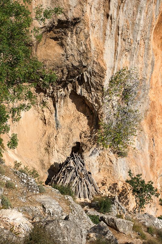 160914_0927_T06052_GolaGoroppu_hd.jpg - Abstieg vom Passo Ghenna Silana in die Gola Goruppu: eine Hirtenhütte