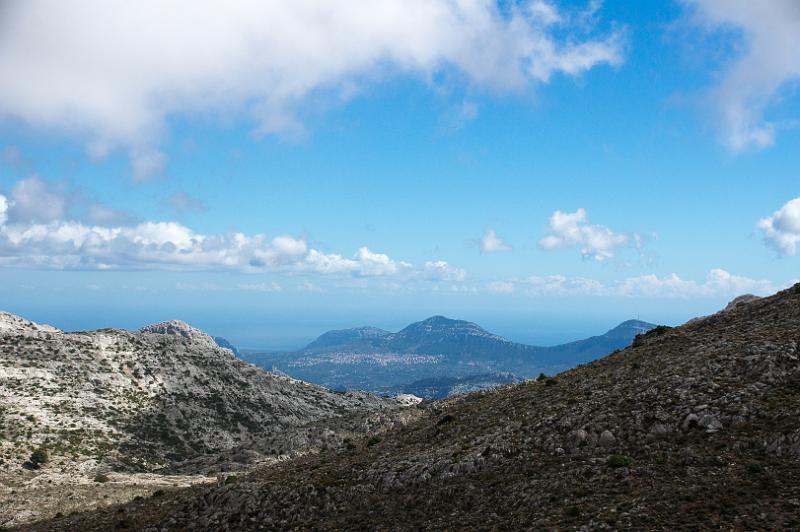 160919_1207_T06582_MonteCorrasi_hd.jpg - Im Abstieg kommt die Sonne raus! Blick auf Dorgali