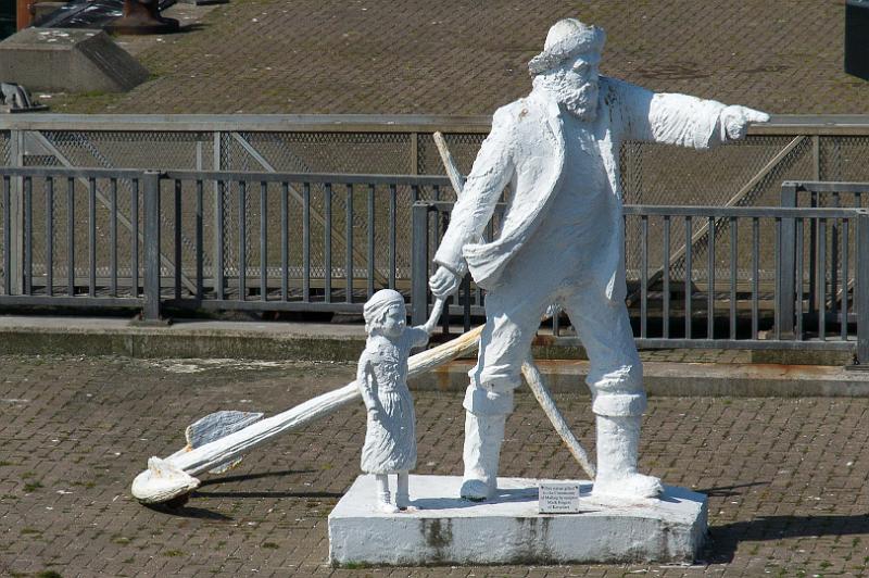 160605_1044_A01230_Mallaig_hd.jpg - Skulptur im Hafen von Mallaig