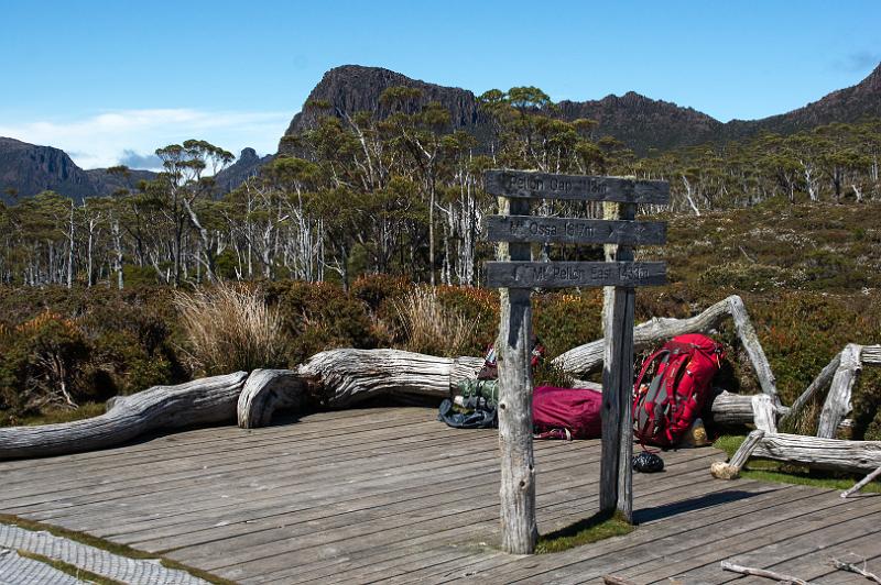 121222_1052_A05998_Pelion-KiaOra.jpg - Pelion Gap - hier zweigt der side track vom Overland Track zum Mt. Ossa ab