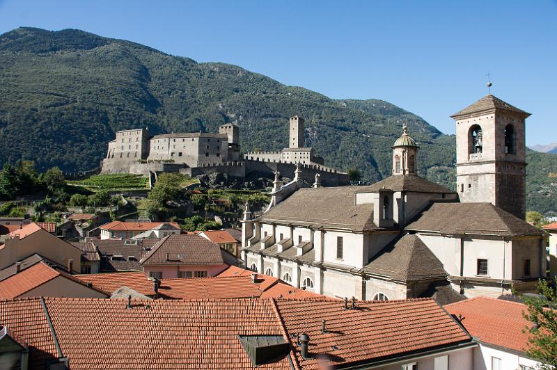 170921_1533_T09727_Bellinzona_hd.jpg - Bellinzona, Santi Pietro e Stefano und Castelgrande