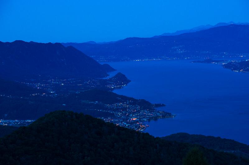 170919_0644_T09446_Traversata_hd.jpg - Aufstieg von Pura zum Rifugio Campiglio Pradecolo, Blick vom Rifugio auf den Lago Maggiore