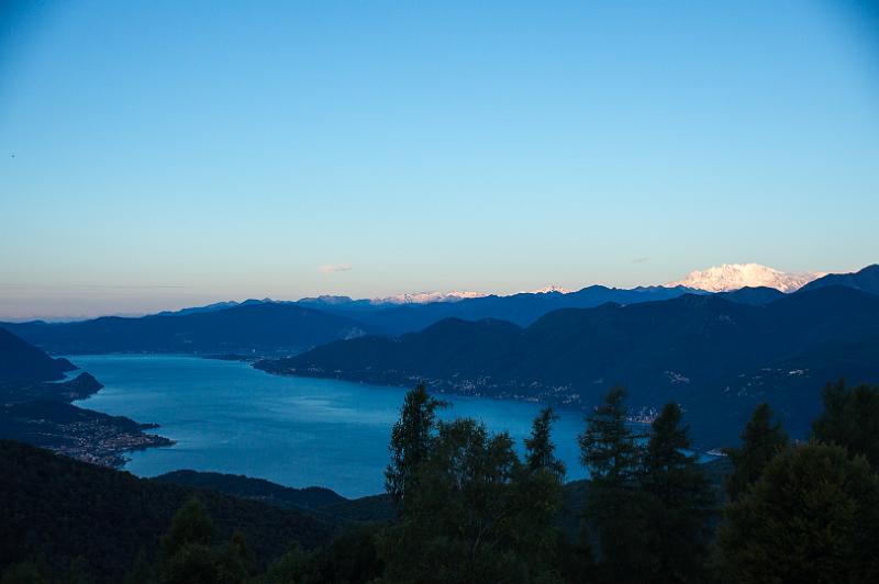 170919_0728_T09458_Traversata_hd.jpg - Aufstieg von Pura zum Rifugio Campiglio Pradecolo, Blick vom Rifugio auf den Lago Maggiore mit Monte Rosa