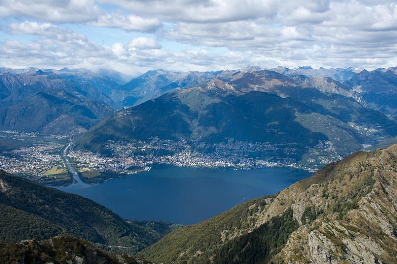 170919_1418_T09561_Traversata_hd.jpg - Aufstieg vom Rifugio Campiglio Pradecolo zur Capanna Tamaro, Blick vom Monte Tamaro auf Locarno am Lago Maggiore