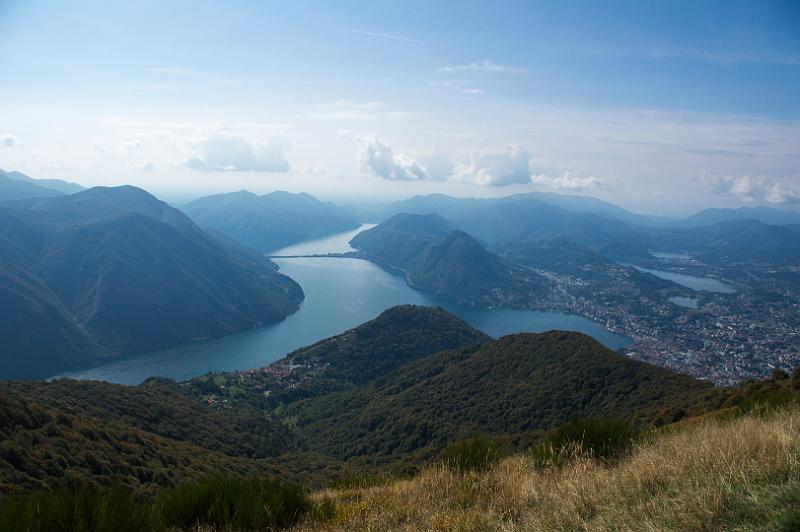 170925_1255_T00096_Gazzirola_hd.jpg - Sentiero Lago di Lugano (Etappe Monte Bre - Monte Boglia - Denti della Vecchia - Capanna Pairolo), Blick vom Monte Boglia auf den Lago di Lugano