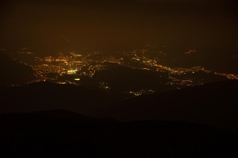 170926_2134_T00181_Gazzirola_hd.jpg - Sentiero Lago di Lugano (Etappe Capanna Pairolo - Gazzirola - Capanna Monte Bar), Tiefblick von der Capanna Monte Bar auf Lugano